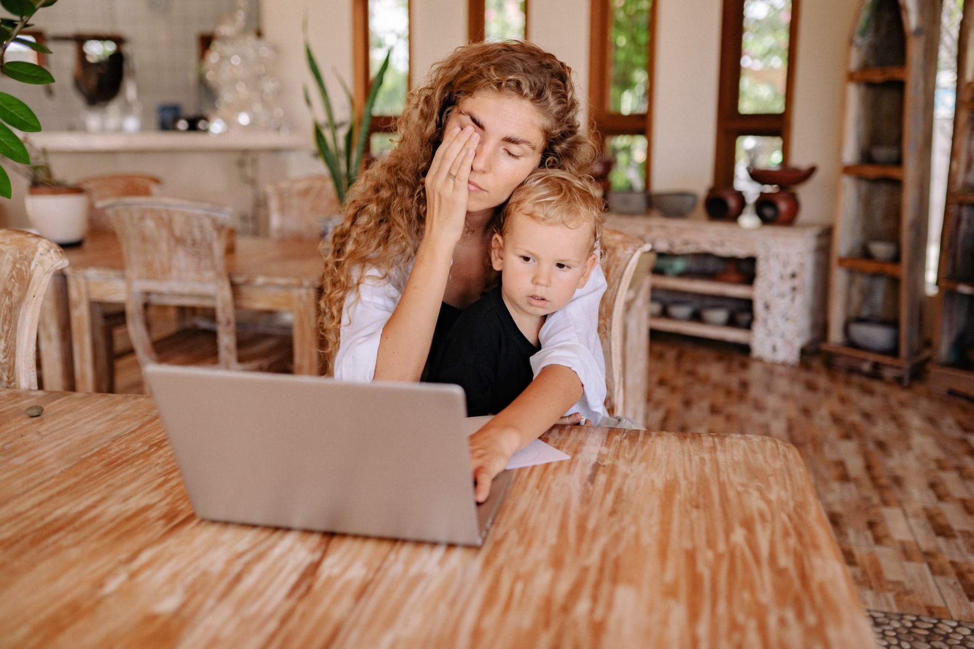 Donne e madri, il lavoro che non paga: stipendio dimezzato rispetto alle colleghe senza figli